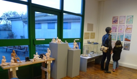 Vue générale de l'exposition des ateliers d'arts plastiques « Fête salon #2 » présentée du 23 mars au 4 avril 2015